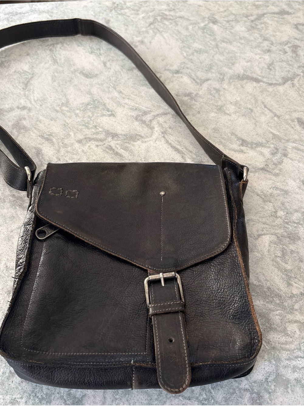 BedStu Venice Classic Unisex Black Leather Messenger Bag with Front Buckle - Picture 2 of 15